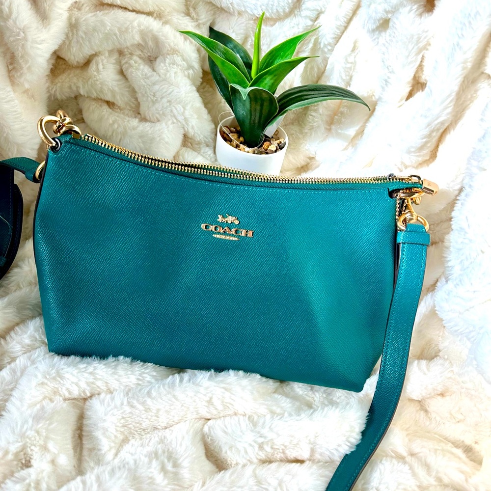 COACH,Crossbody features Detachable strap for shoulder or crossbody wear purse